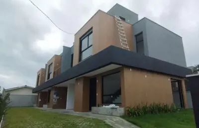 Venha morar em um sobrado novinho, localizado em um loteamento planejado no campeche!