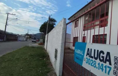 Casa com 3 quartos para alugar na Rua José Xavier da Rosa, 44, Carianos, Florianópolis