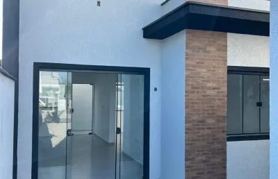 Casa com 2 quartos e vaga p/ 2 carros a 1200m da praia do grant

