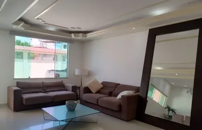 Casa aconchegante com 3 quartos sendo 1 suíte e 2 semi suítes casa com piscina