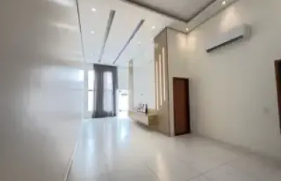 Casa de alto padrão no parque dez - financia/ 3 quartos - semi mobiliada