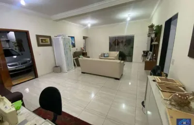 Vende-se casa com excelente estrutura no bairro elza amuí i
