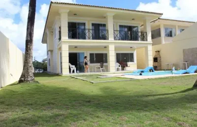 Casa em vilas do atlântico, em frente ao mar com 2 andares. são quartos, sendo 5 suítes