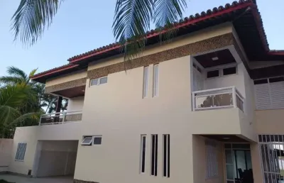 Excelente casa em vilas do atlântico a 200m da praia com 640 m2 de área construída e 1087m2 de área