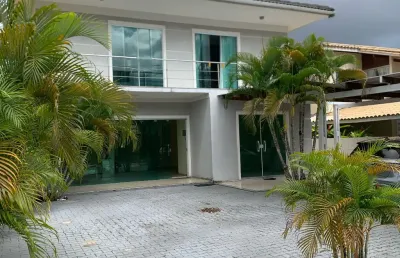Casa em condomínio fechado – 4 suítes, segurança 24h