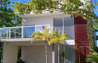 O sobrado está localizado no bairro alphaville (abrantes) tem 220 metros quadrados com 3 quartos sendo 2 suites e 3 banheiros