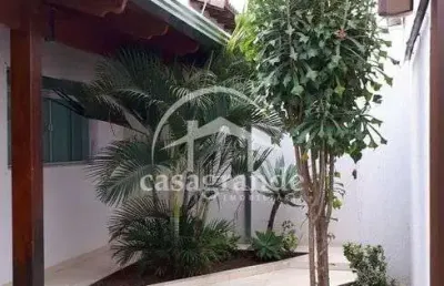 Casa com 3 quartos para alugar na rua das primaveras, 1, cidade jardim, uberlândia por r$ 3.900