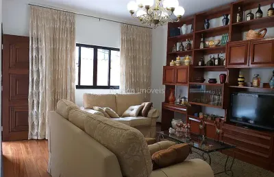 Casa linear com 4 quartos sendo 1 suíte, área externa, mais edícula completa a venda no bairro jardim laranjeiras em juiz de fora mg.