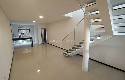 Maravilhosa casa duplex com 3 quartos sendo 1 suíte a venda no bairro aeroporto em juiz de fora