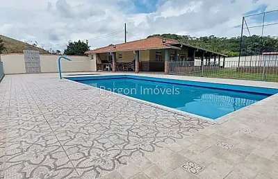 Granja com 3 quartos sendo 1 suíte e área de lazer a venda no granjeamento do pavão em juiz de fora