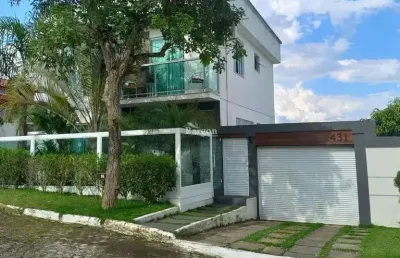 Casa triplex com 3 quartos sendo 2 suítes e 4 vagas de garagems a venda em condomínio fechado no bairro parque jardim da serra em juiz de fora