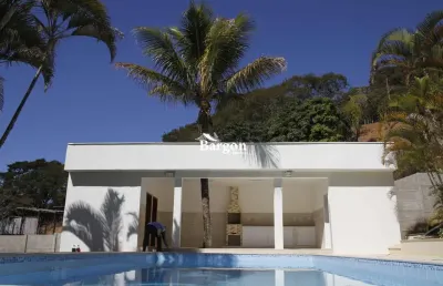 Casa linear com 4 quartos sendo 2 suítes à venda no condomínio parque jardim da serra em juiz de fora