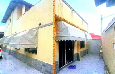 Imóvel a venda com duas casas na rua dos biólogos na taquara .