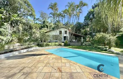 Linda casa com suítes + loft hóspedes e piscina no algarve por r$ 1.950 mil