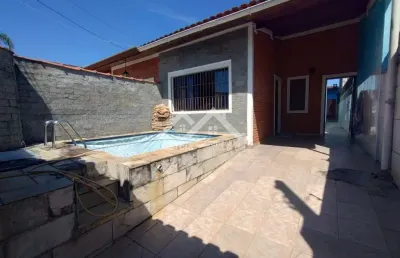 Casa com 3 quartos e área de lazer com piscina em peruíbe
