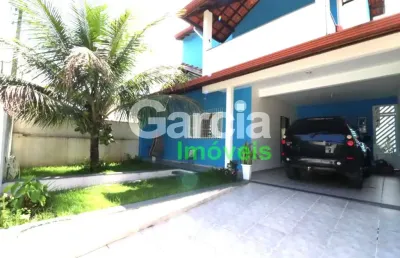 Sobrado bem localizado no centro de peruíbe com 4 quartos e espaço para lazer