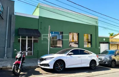 Salão comercial no centro de são carlos - espaço amplo com 5 salas e garagens cobertas