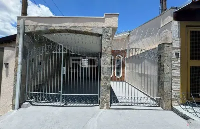 Casa espaçosa de 2 dormitórios com piscina no jardim nova são carlos