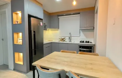 Apartamento com sacada e churrasqueira no iririú – 2 quartos, móveis planejados e localização estratégica!