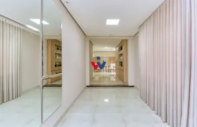 Apartamento no cabral com lareira e sacada com churrasqueira. veja.