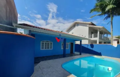 Excelente casa com piscina e edícula a 80m da praia em itapoá sc