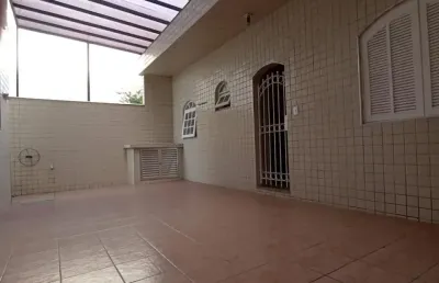 Casa ampla com edícula e ótima distribuição dos ambientes