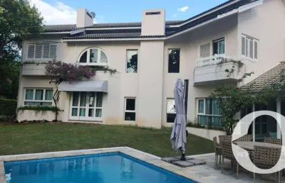 Espetacular casa na melhor esquina do condomínio, mobiliada com extensa área verde