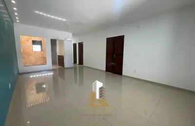 Deixe-me me apresentar. sou uma casa que carrega em cada cômodo o silêncio aconchegante das manhãs e a promessa de dias tranquilos.