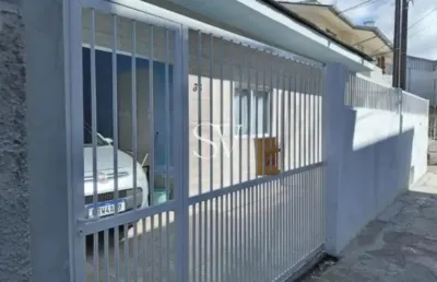 Casa padrão a venda de 03 dormitórios com vaga de garagem coberta no bairro ponte de imaruim em palhoça-sc