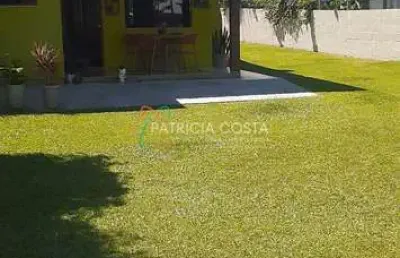Bela casa com área total de  970m² no bairro palhocinha-garopaba/sc