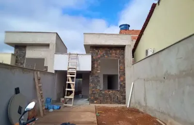 Casa belíssima 3 quartos 1 suíte , sala pé direito alto