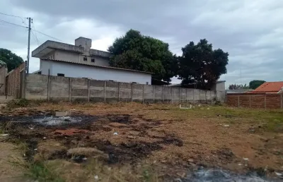 Terreno plano c/ água, esgoto, asfalto há 600 mt do paço municipal