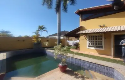 Casa térrea de condomínio fechado bem localizado barueri/granja viana