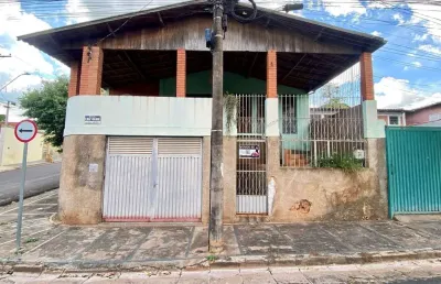Casa com 3 quartos à venda no Centro, Lins 
