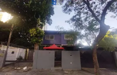 Casa com terreno amplo de 500m² para moradia ou investimento em uma excelente localização