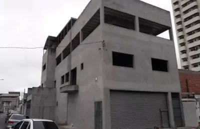 Salão comercial centro de suzano, 200 metros, com 2 banheiros sendo um deles com acessibilidade, ótimo para clinica;  prédio novo da para adaptar o padrão de seu estabelecimento tranquilamente no salã