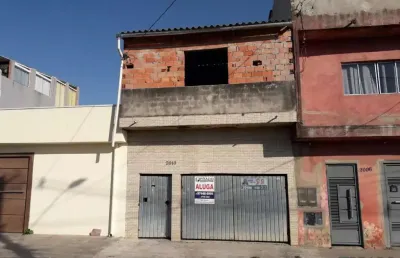 Casa para locação na frente do imóvel com 1 dormitório, sala, cozinha, banheiro, lavanderia e 1 vaga, agua e luz individual.  - ca2154