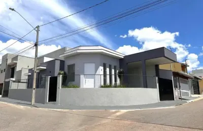 Belíssima casa de esquina, localizada no residencial quinta dos vinhedos.