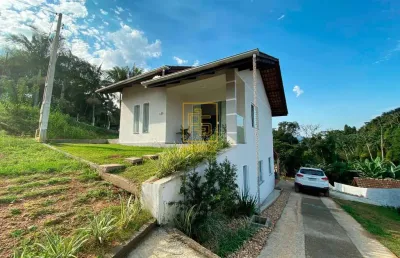 Casa de 2 pavimentos e com amplo quintal no bairro das capitais em timbó