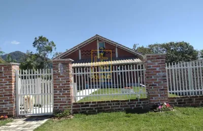 Casa de tijolinho à vista cercada pela natureza em  rio dos cedros