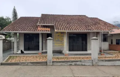 Casa com garagem coberta e quintal espaçoso em rodeio