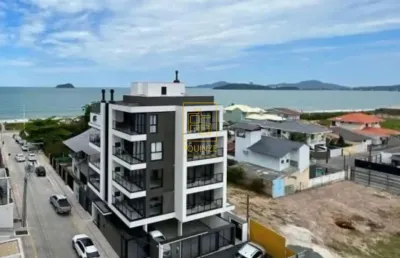 Duplex mobiliado e com piscina privativa a 100 m da praia