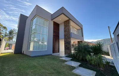 Casa mobiliada com fino acabamento em bairro nobre de timbó