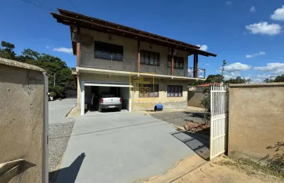 Casa grande com área de festas e fácil acesso a blumenau