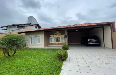 Ampla casa com área de festa em região nobre de timbó
