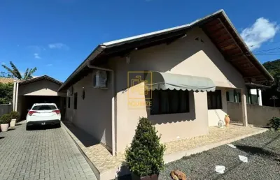 Conforto e lazer em um só lugar: casa com cozinha sob medida e espaço para piscina
