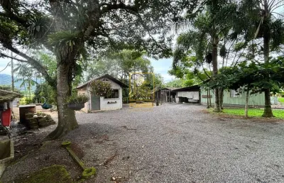 Sítio com quintal, área de cultivo e casa ampla no tiroleses