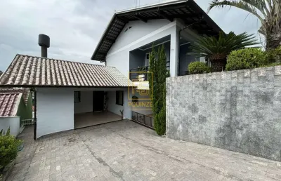 Casa de dois pavimentos e com amplo terreno em região privilegiada