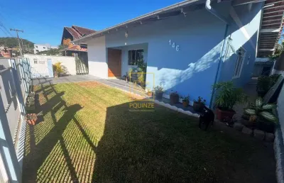 Encantadora casa com ampla área externa no bairro das nações