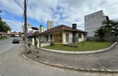 Casa de esquina com quintal amplo no bairro das capitais